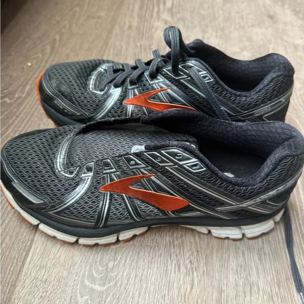 Brooks Black Athletic Shoes - Picture 2 of 3